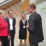 Klara Geywitz auf der EXPO REAL Messe in München beim Stand von KIWI.KI im Gespräch mit Digitalisierungsexperte Karsten Nölling