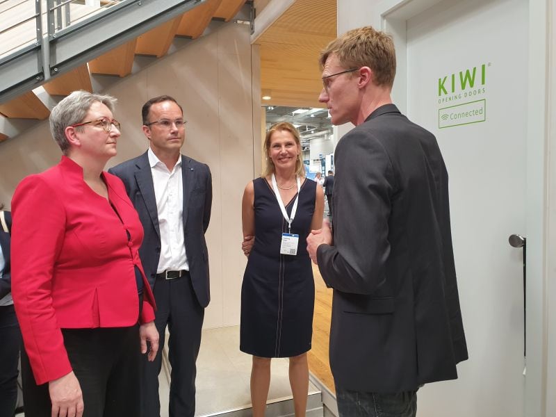 Klara Geywitz auf der EXPO REAL Messe in München beim Stand von KIWI.KI im Gespräch mit Digitalisierungsexperte Karsten Nölling