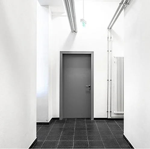 Tür zu einem Technik- oder Heizungsraum in einem weißen Flur – beispielhafter Einsatzbereich für digitale Zutrittssysteme