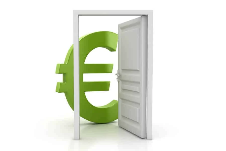 Ein großes grünes Euro-Währungssymbol befindet sich hinter einer offenen weißen Tür vor einem schlichten weißen Hintergrund.