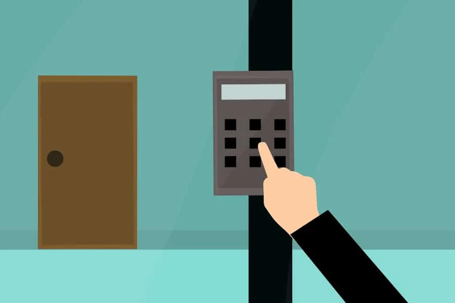 Illustration einer Person, die Tasten auf einem an der Wand montierten Sicherheitssystem mit Tastatur drückt, mit einer geschlossenen braunen Tür im Hintergrund.