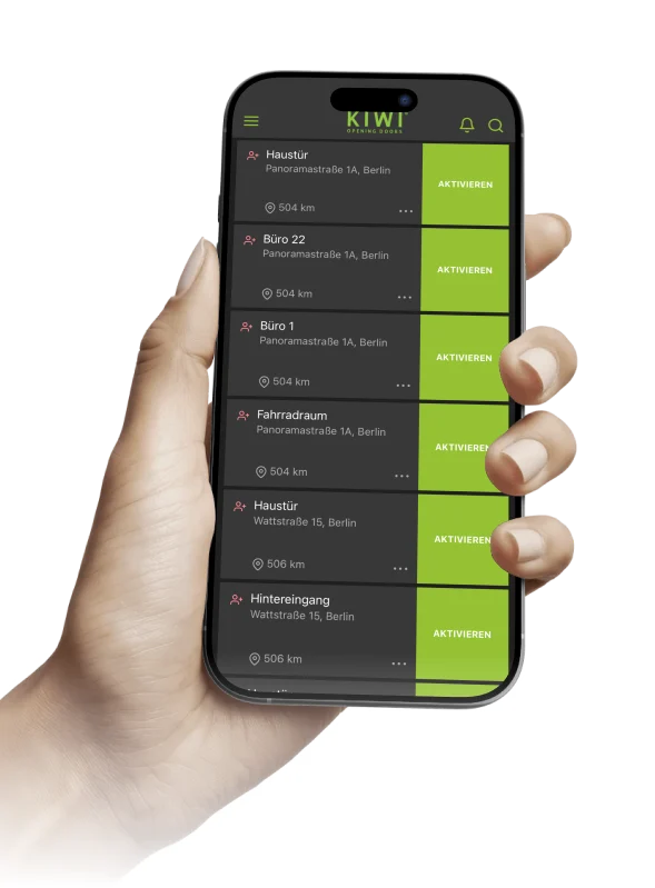 Hand mit Smartphone, auf dem die KIWI-App geöffnet ist; zeigt eine Türliste mit Optionen zur digitalen Aktivierung.
