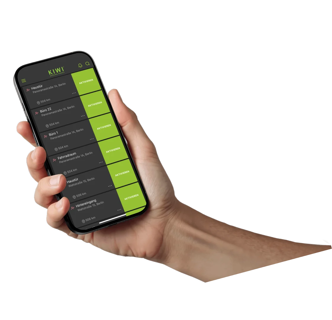 Hand hält Smartphone mit geöffneter KIWI-App zur digitalen Türsteuerung; auf dem Bildschirm werden mehrere Türen mit Aktivieren-Buttons angezeigt.