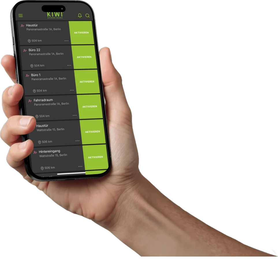 Hand hält Smartphone mit geöffneter KIWI-App zur digitalen Türsteuerung; auf dem Bildschirm werden mehrere Türen mit Aktivieren-Buttons angezeigt.