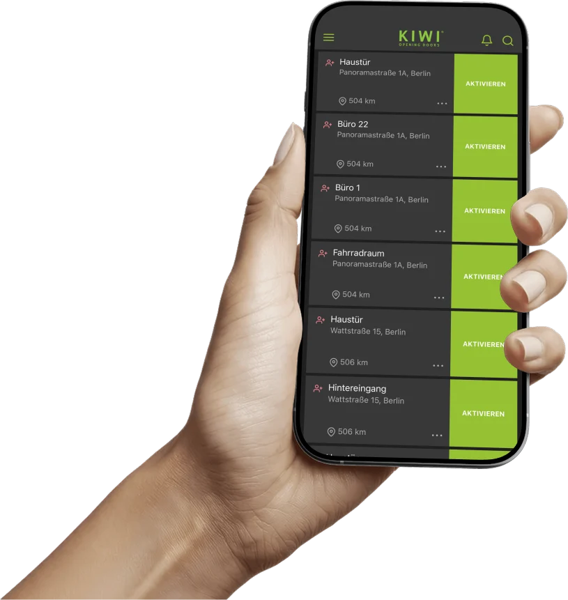 Hand hält Smartphone mit geöffneter KIWI-App zur digitalen Türsteuerung; auf dem Bildschirm werden mehrere Türen mit Aktivieren-Buttons angezeigt.