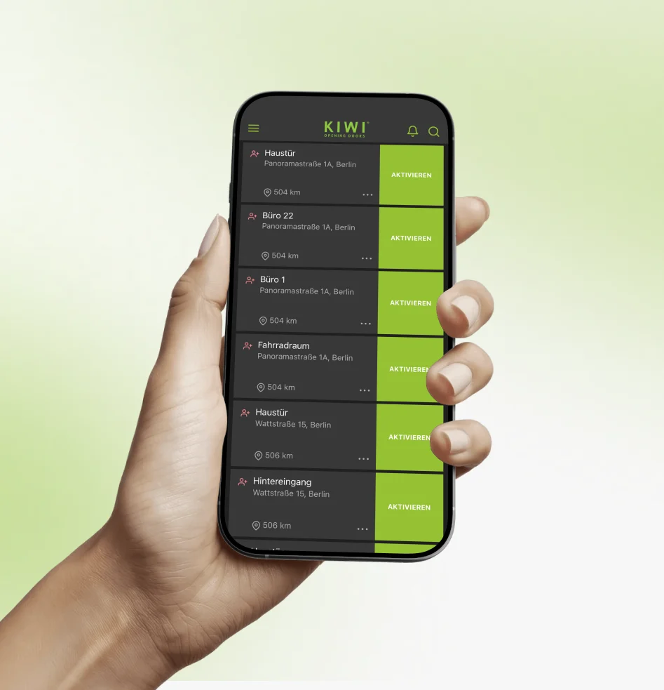 Hand mit Smartphone zeigt Benutzeroberfläche der KIWI-App zur Aktivierung digitaler Türzugänge vor grünem Hintergrund
