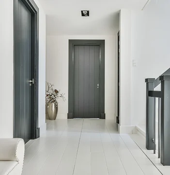 Heller Hausflur mit mehreren modernen Innentüren in dunklem Grau – geeignet für digitale Zutrittssysteme im Wohnbereich.