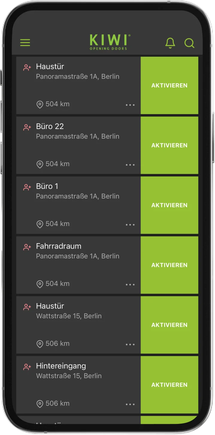 Smartphone mit geöffneter KIWI-App im Dunkelmodus; zeigt mehrere Türen mit Adressen in Berlin und grüne „Aktivieren“-Buttons zur Türsteuerung.