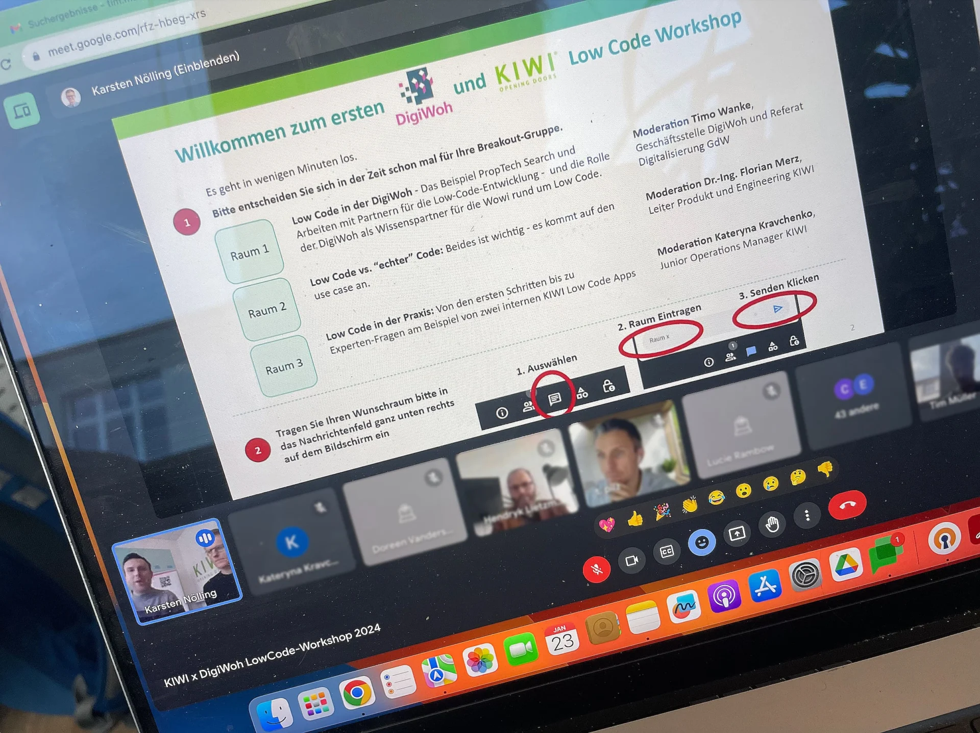 Ein Laptop-Bildschirm zeigt eine Google Meet-Sitzung mit einer Präsentationsfolie auf Deutsch über einen Low Code-Workshop, Miniaturansichten der Teilnehmervideos und Steuersymbole am unteren Rand.