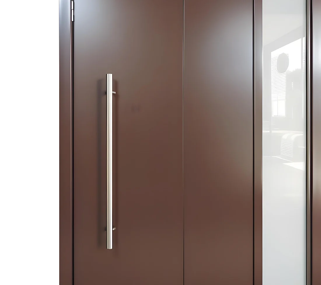 Moderne braune Haustür mit Edelstahlgriff und seitlichem Glaselement – geeignet für smarte Zutrittssysteme.