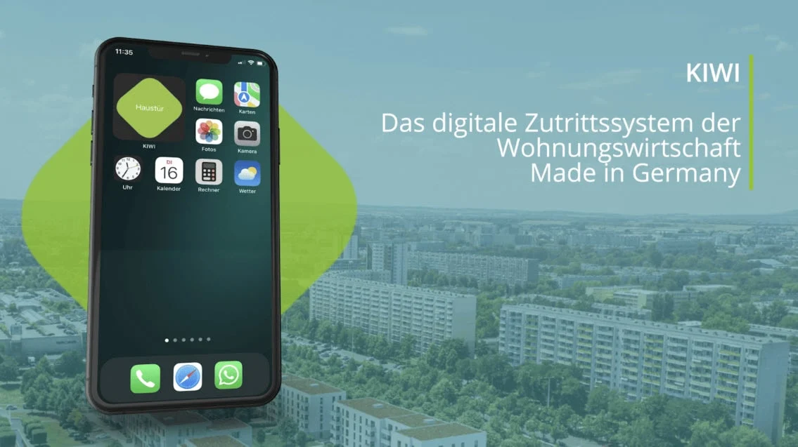Vor dem Hintergrund einer Stadtlandschaft ist ein Smartphone mit einem Startbildschirm zu sehen, auf dem deutscher Text für ein digitales Zugangssystem für die Wohnungswirtschaft von KIWI wirbt.