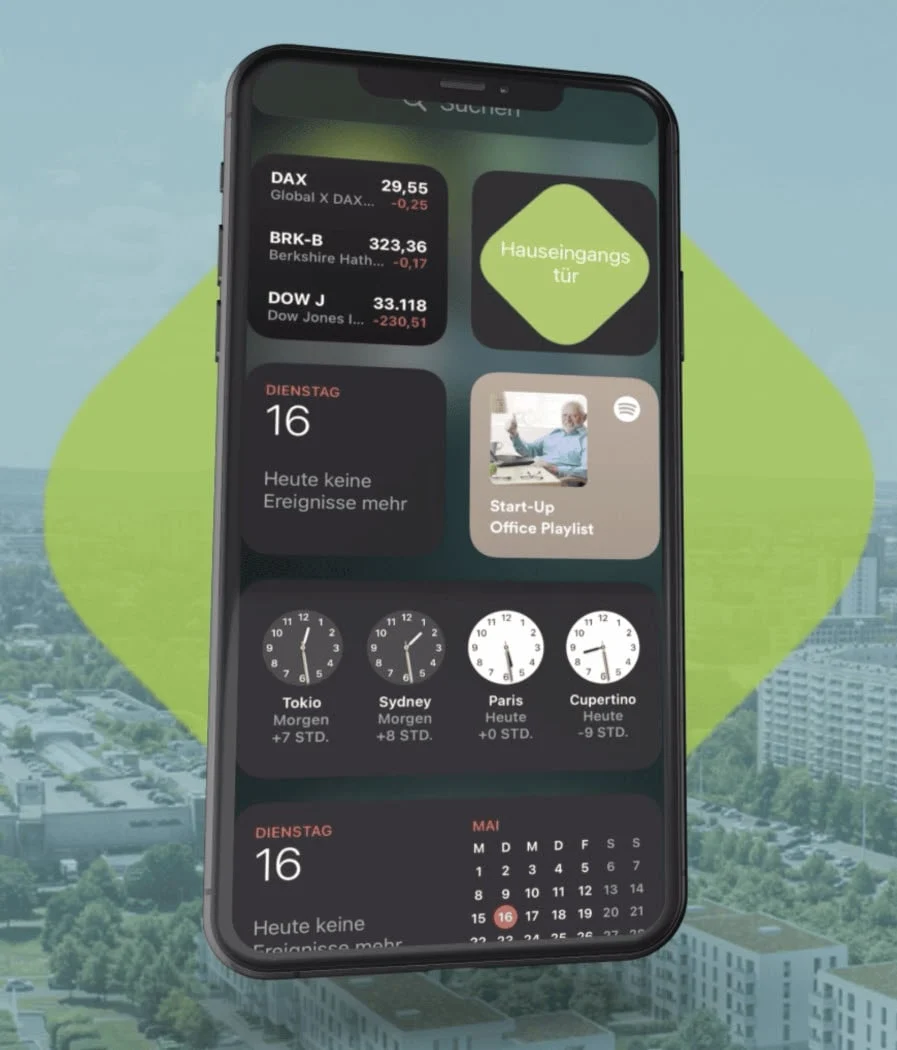 Auf einem Smartphone-Bildschirm wird vor dem Hintergrund einer Stadtlandschaft ein Dashboard mit Aktienkursen, einem Kalender, Uhren für vier Städte, einer Playlist und einer Smart-Home-Taste angezeigt.