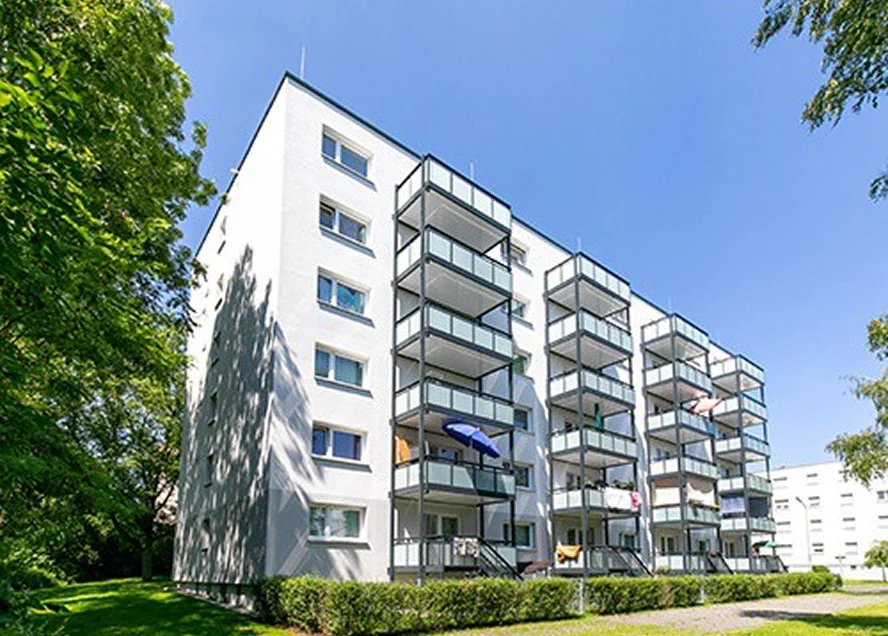 Renoviertes Mehrfamilienhaus mit Balkonen und digitaler Zutrittslösung für bequemen Zugang