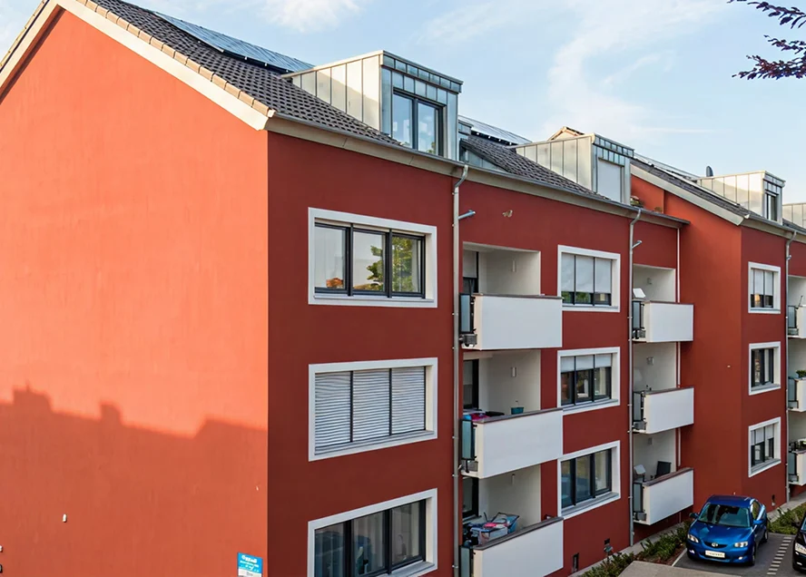 Neubau-Wohnhaus mit roten Fassaden und sicherem digitalen Zutrittssystem