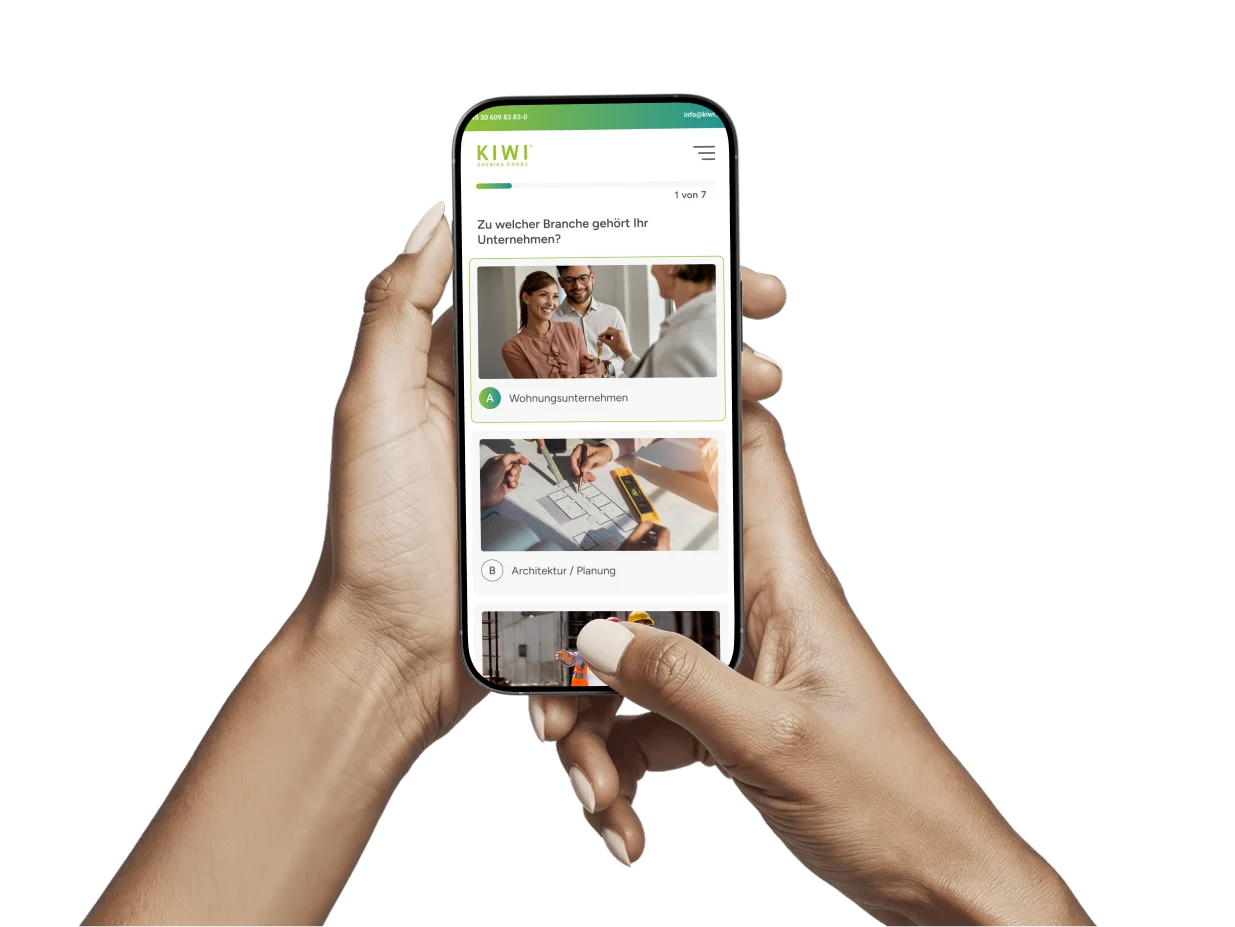 Schließanlagen-Konfigurator für Wohnungsunternehmen auf einem Smartphone in der Hand