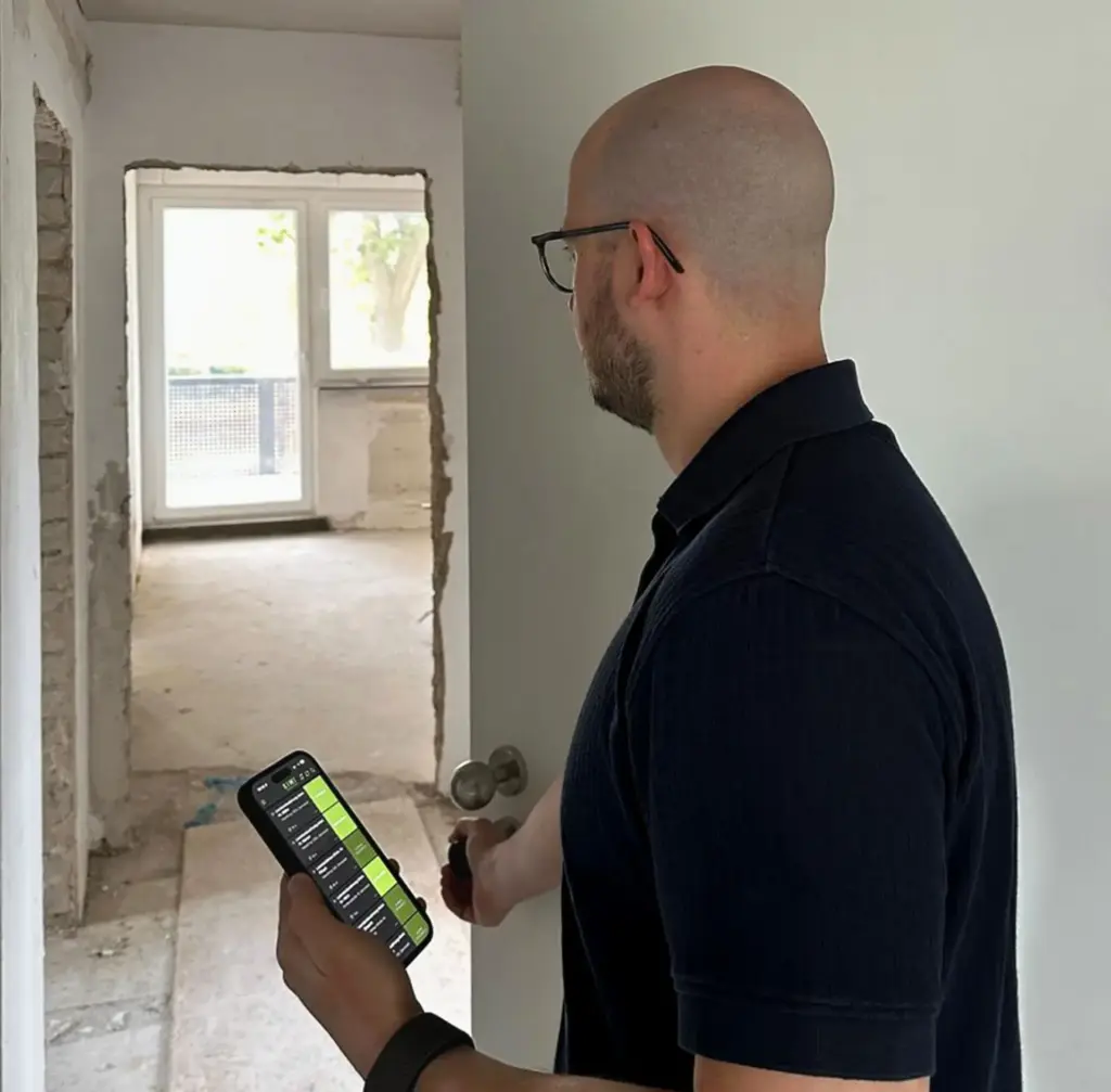 Digitaler KIWI Bauzylinder an einer Wohnungstür auf einer Baustelle der EBG Darmstadt